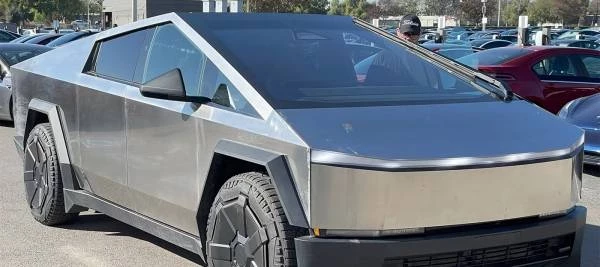 Владелец Cybertruck сломал палец, пытаясь показать безопасность электромобиля