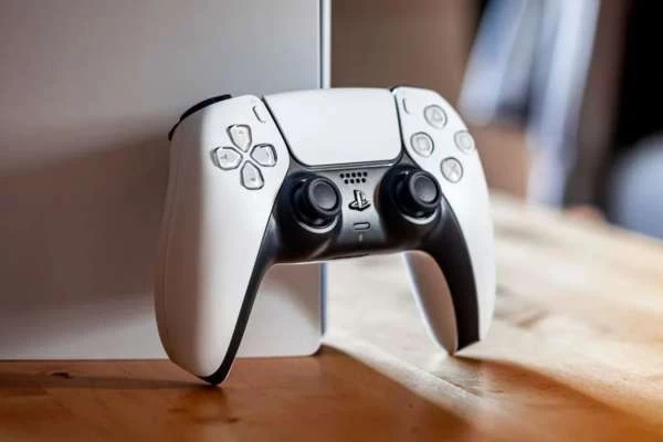 Sony готовит новую версию геймпада DualSense, который держит заряд 12 часов