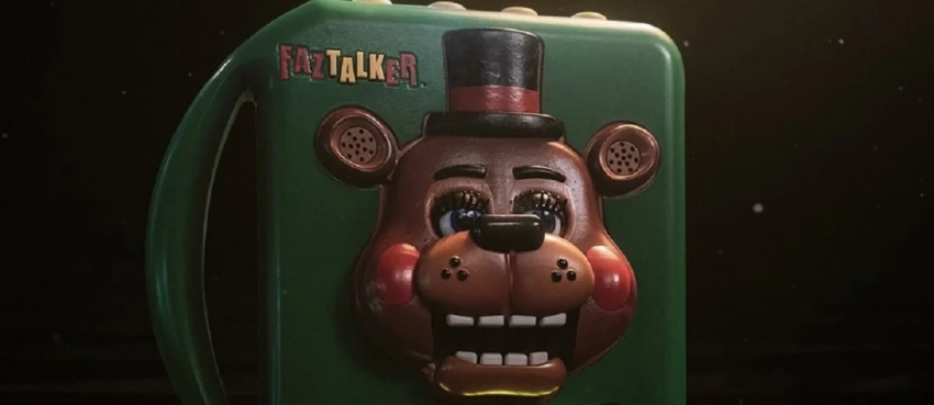 На новом постере сиквела «Пять ночей с Фредди» показали зловещую игрушку