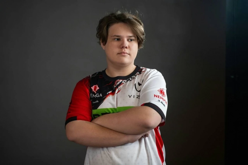 Zweih на прицеле команды Team Spirit по Counter-Strike 2