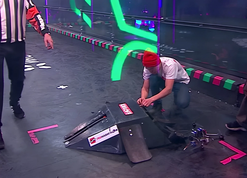 Из Красноярска — с флиппером и огнём: инженеры создали дуэт роботов-насекомых для «Битвы роботов»